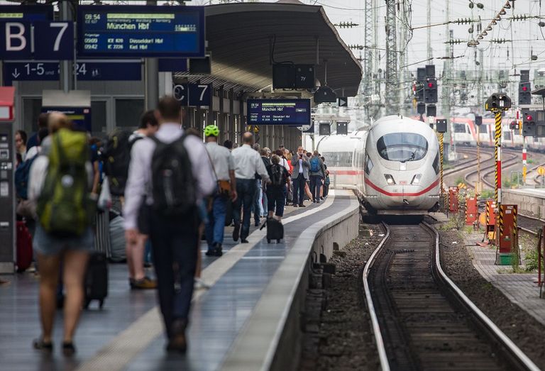 الزهور والألعاب مكان الدماء في محطة فرانكفورت