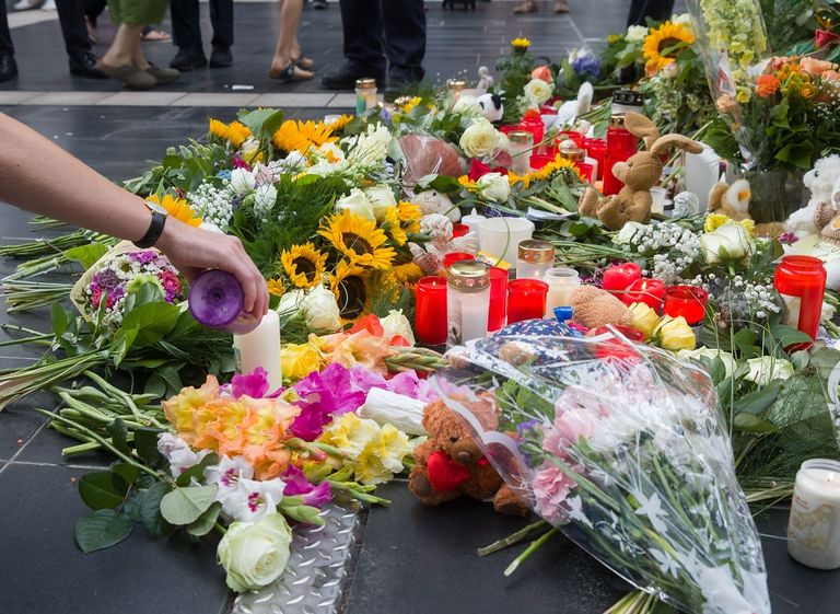 الزهور والألعاب مكان الدماء في محطة فرانكفورت