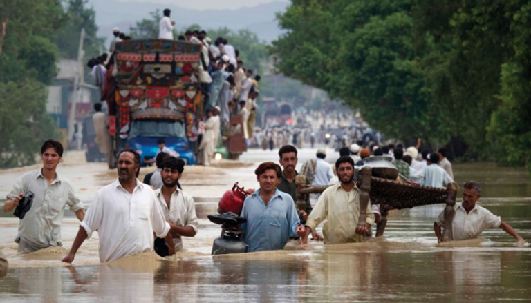 الأمطار الغزيرة تسببت في حدوث فيضانات في شوارع باكستان