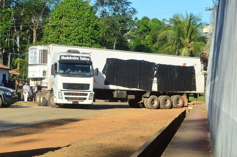 قوات الأمن أمام السجن