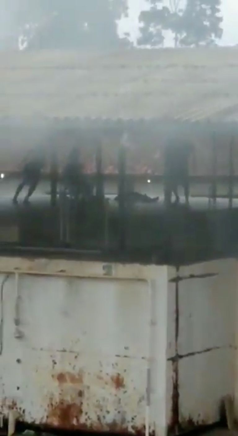 قوات الأمن أمام السجن