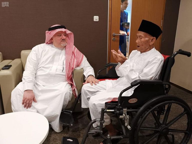 السفير عصام عابد الثقفي يودع المعمر الإندونيسي