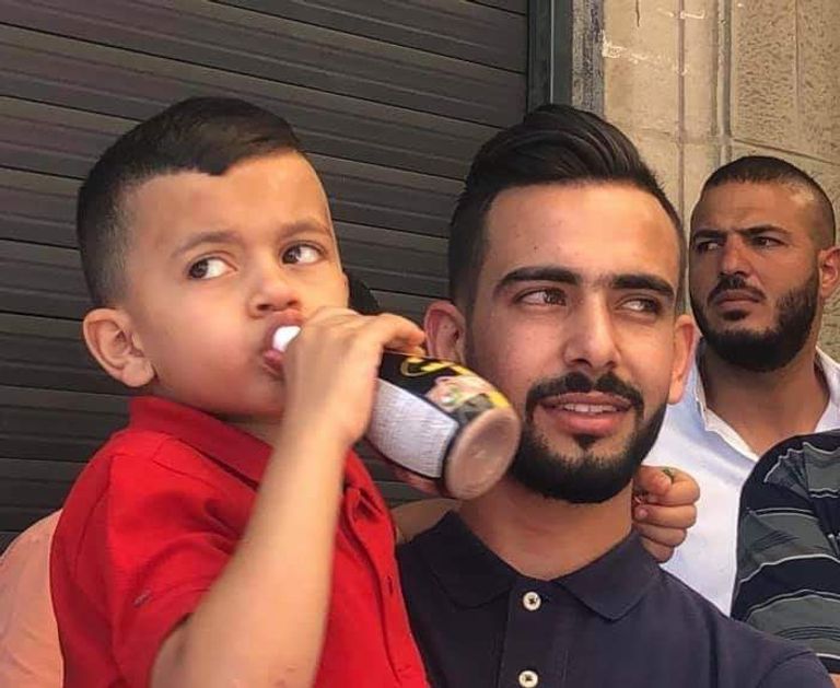 الطفل عليان برفقة والده