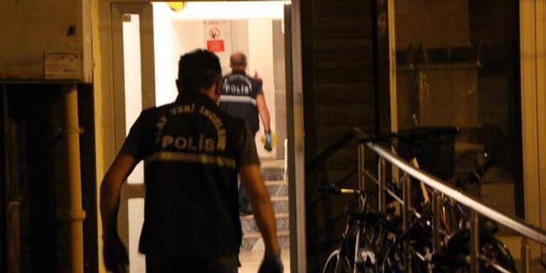 سيارة إسعاف تنقل الشرطي المنتحر