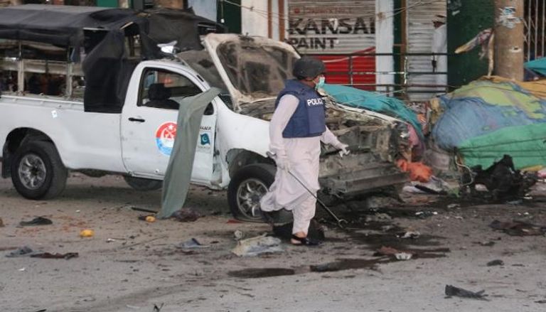 آثار انفجار الدراجة البخارية الملغومة بباكستان - رويترز