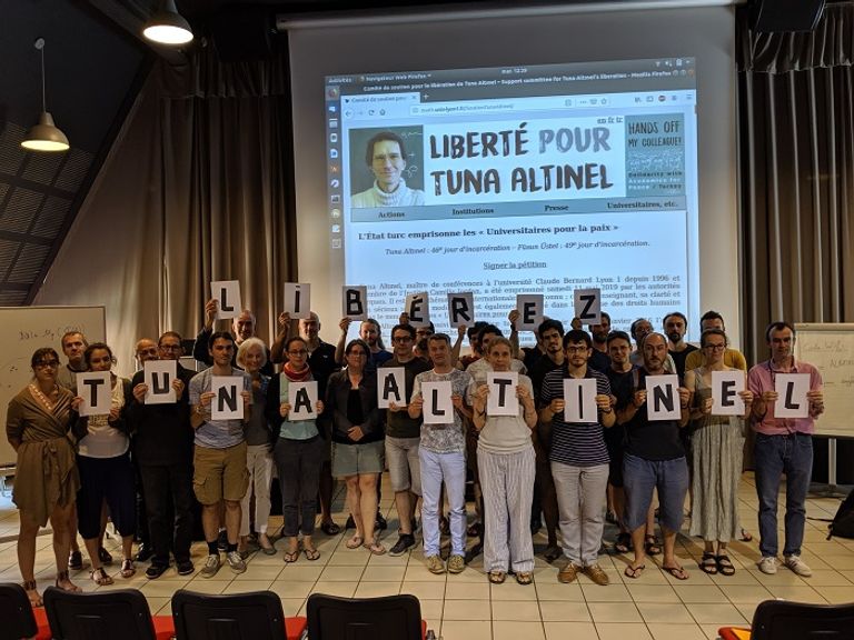 داعمو الأكاديمي التركي أمام المحكمة 