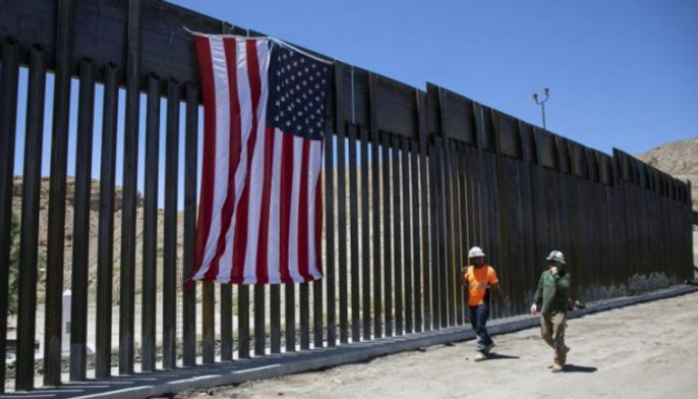 جدار فاصل على الحدود الأمريكية المكسيكية
