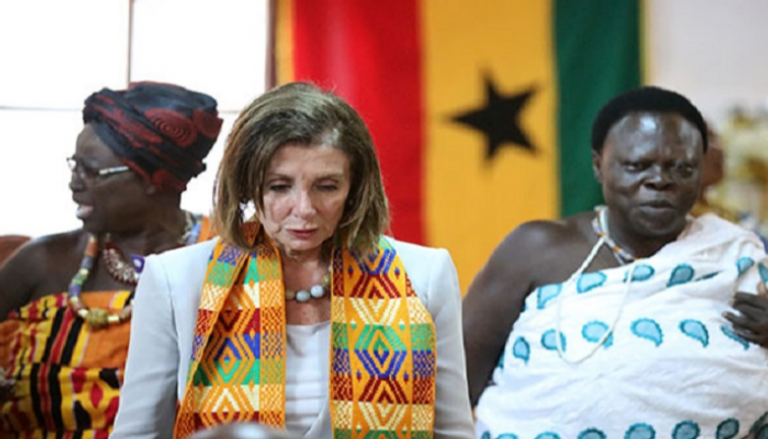 نانسي بيلوسي خلال استقبالها في غانا