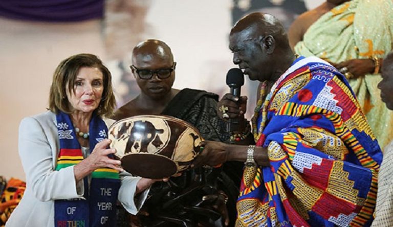 نانسي بيلوسي خلال استقبالها في غانا