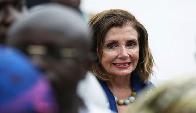 نانسي بيلوسي خلال استقبالها في غانا