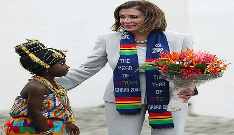 نانسي بيلوسي خلال استقبالها في غانا