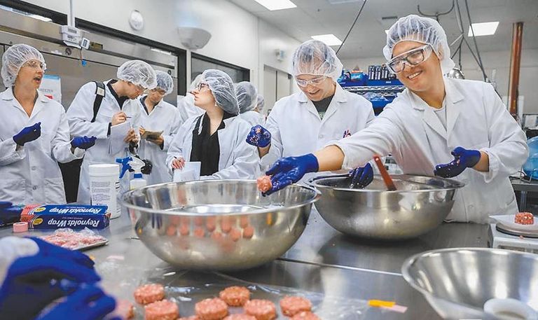 "اللحوم النباتية المُصنّعة" تشهد إقبالا كبيرا في الصين