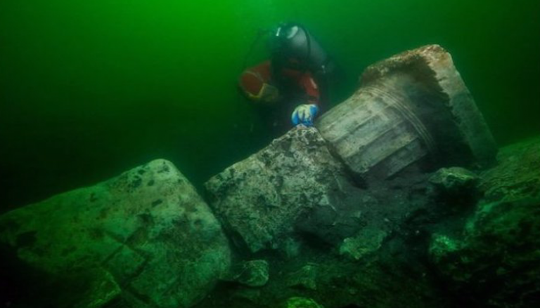 عثر الغواصون على أعمدة المعبد في المياه