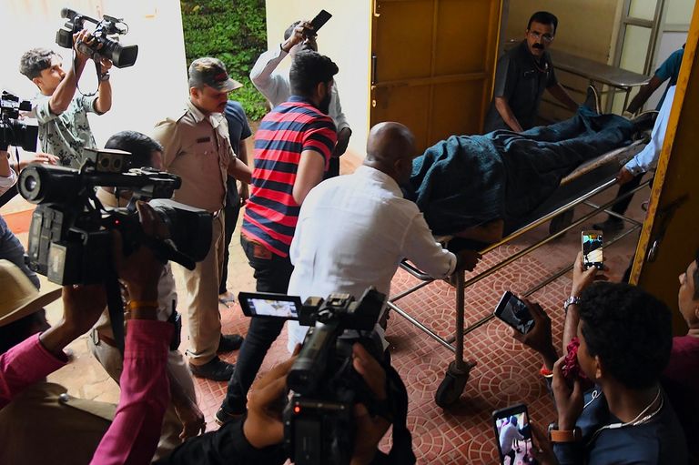 أثناء نقل جثة الملياردير الهندي لتشريحها