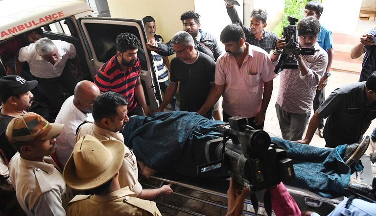 أثناء نقل جثة الملياردير الهندي لتشريحها