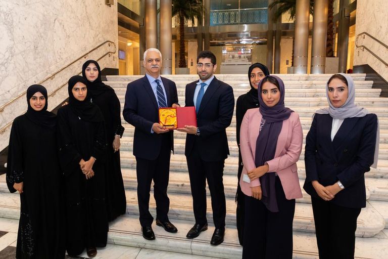 الطالبات الإماراتيات أثناء الرحلة العلمية