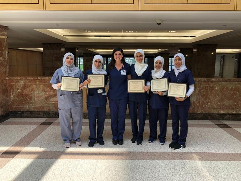 الطالبات الإماراتيات أثناء الرحلة العلمية