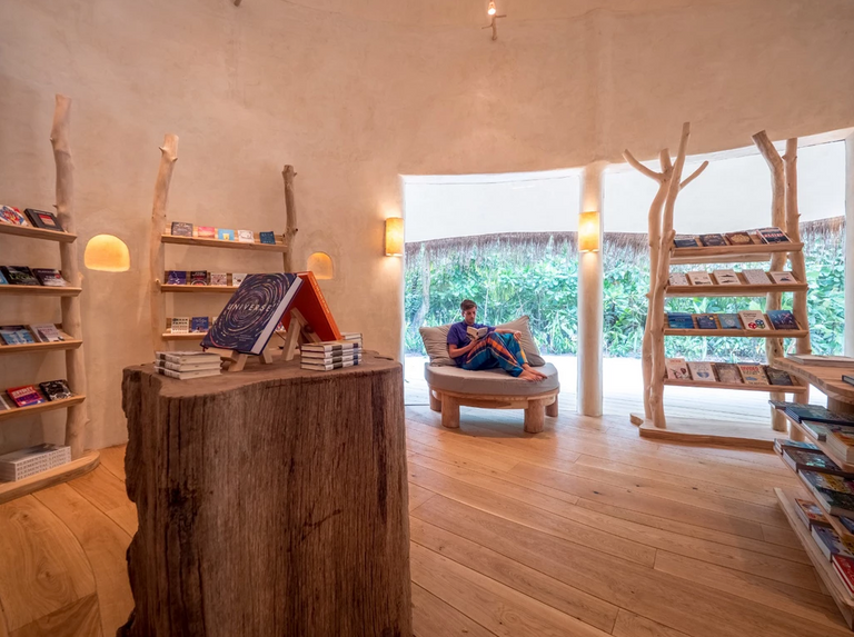 وظيفة بائع كتب حافي القدمين في المالديف