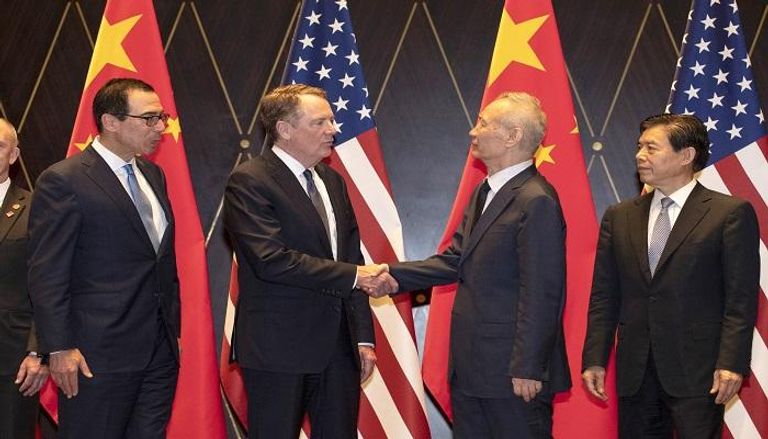 رئيس الوزراء الصيني أثناء استقباله الوفد الأمريكي في شنغهاي - أ ف ب