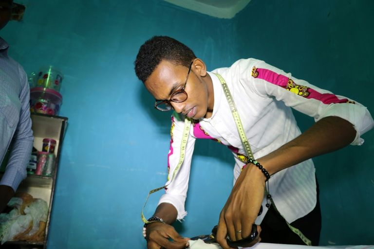 صومالية تقدم أزياء بتصميمات محلية