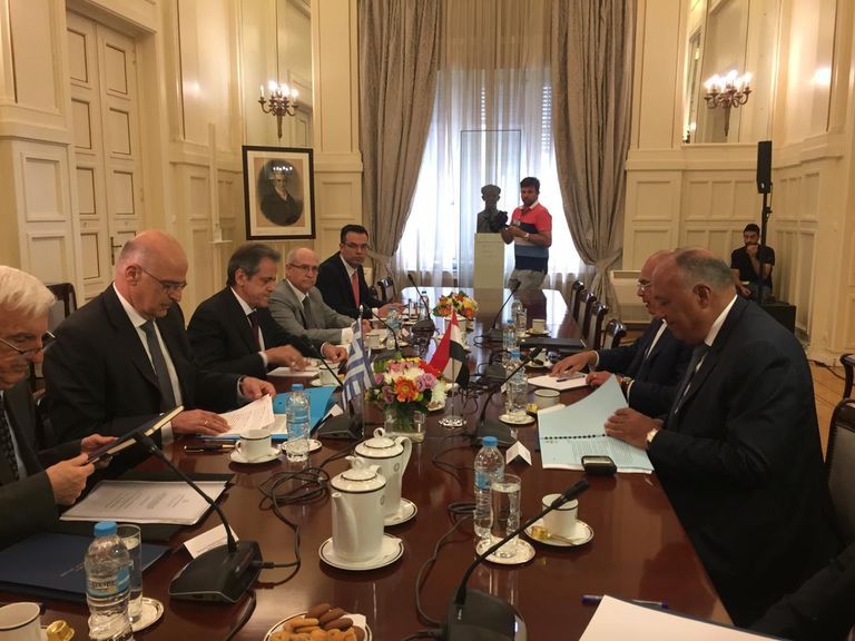 جانب من اللقاء وزير الخارجية المصري سامح شكري ونظيره اليوناني نيكوس ديندياس