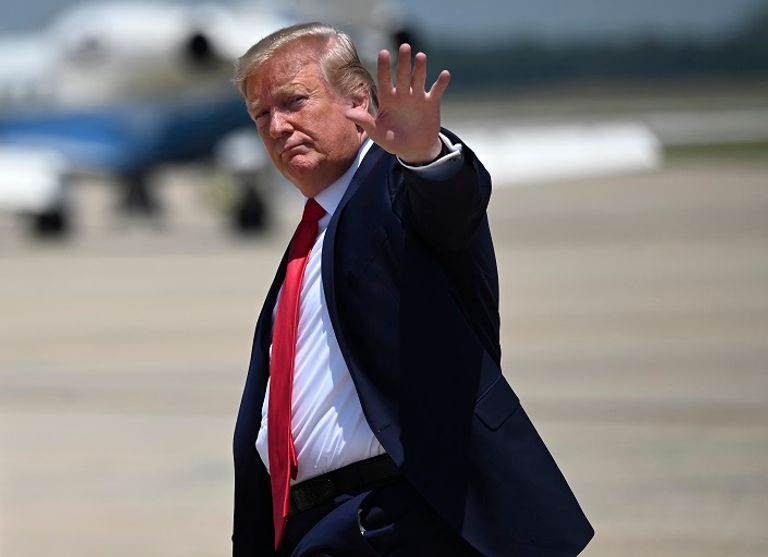 ترامب لدى عودته إلى البيت الأبيض من فرجينيا ترامب لدى عودته إلى البيت الأبيض من فرجينيا