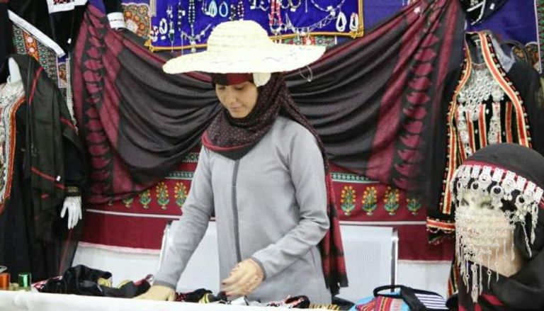 فتاة يمنية في متجر لبيع الملابس التراثية