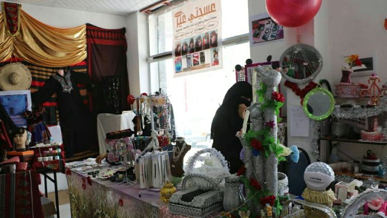 فتاة يمنية في متجر لبيع الملابس التراثية