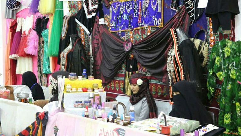 فتاة يمنية في متجر لبيع الملابس التراثية