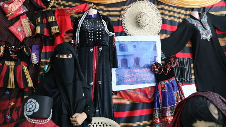 فتاة يمنية في متجر لبيع الملابس التراثية