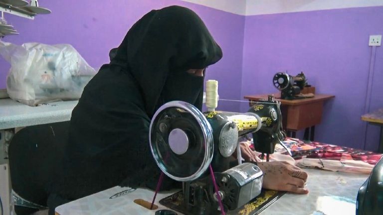 فتاة يمنية في متجر لبيع الملابس التراثية