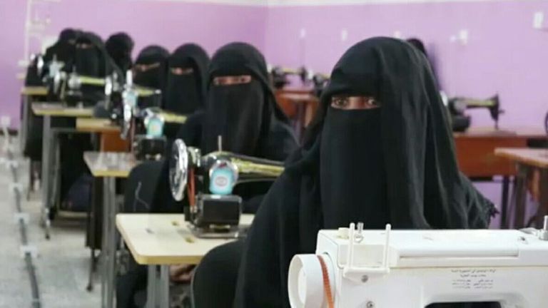 فتاة يمنية في متجر لبيع الملابس التراثية