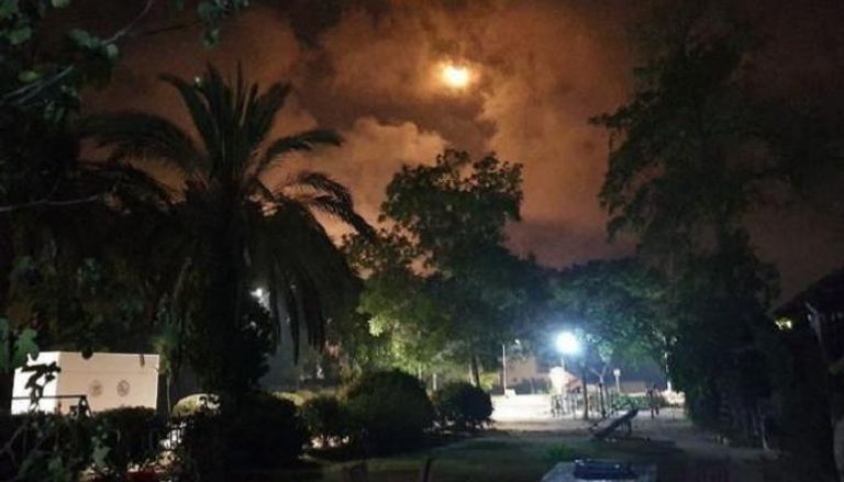 سماء قطاع غزة بعد إطلاق قنابل الإنارة