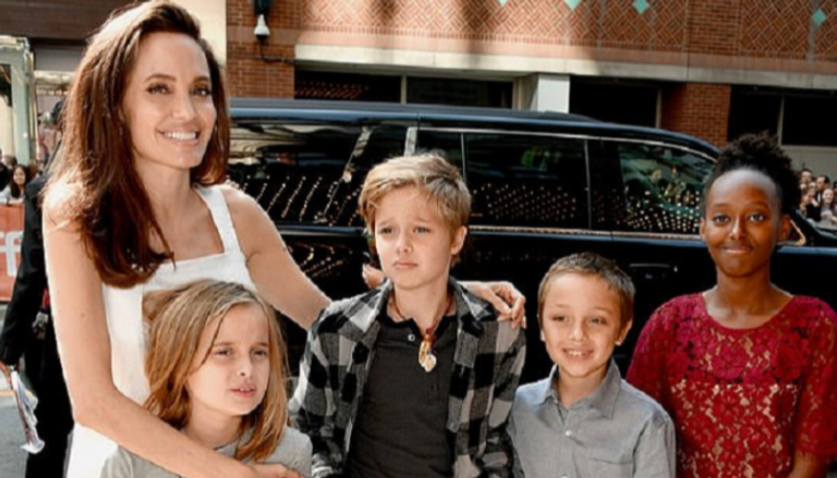 أنجلينا جولي برفقة أبنائها