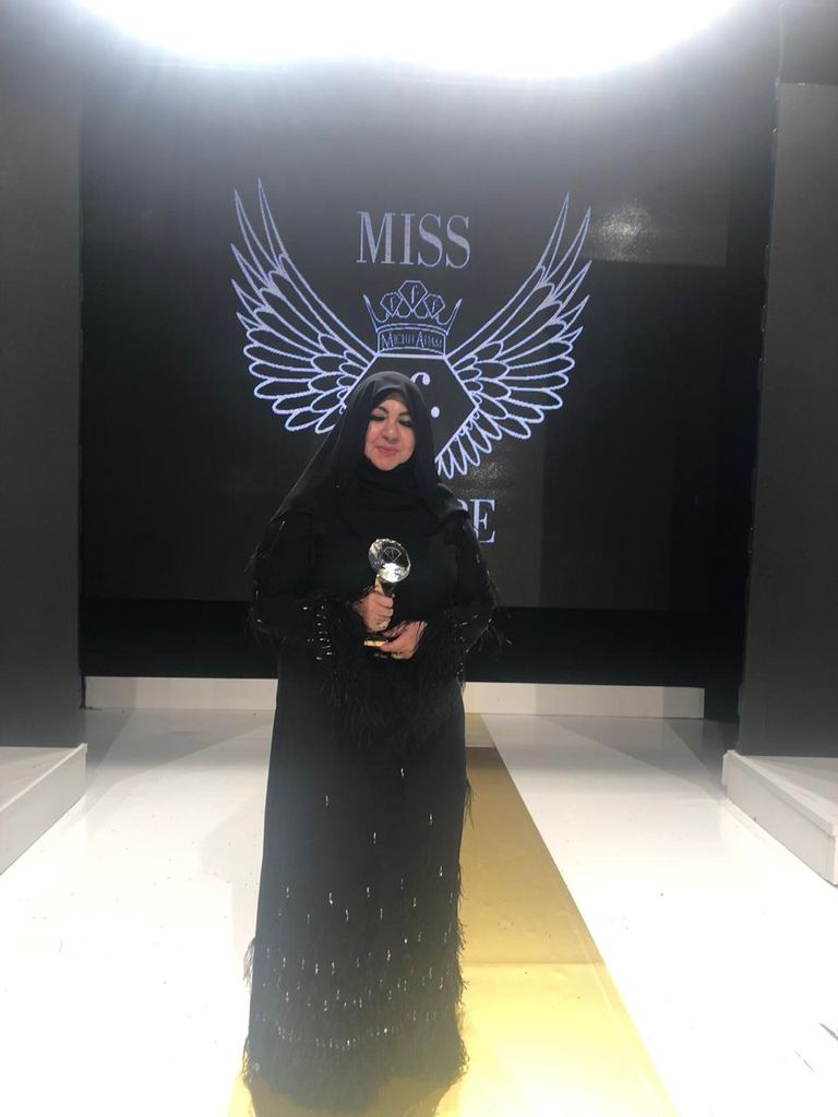 المصممة الإماراتية منى المنصوري