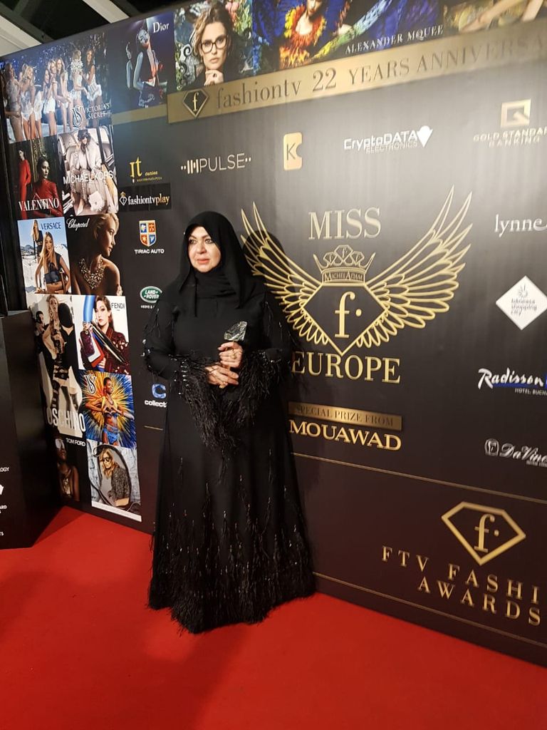 المصممة الإماراتية منى المنصوري