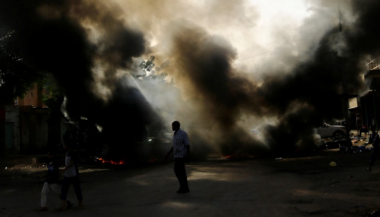 أدخنة كثيفة بأحد الشوارع في أعقاب مظاهرات