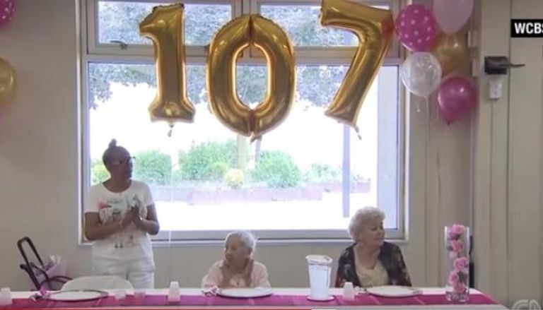 أمريكية تحتفل بعيد ميلادها الـ107