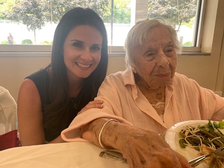 أمريكية تحتفل بعيد ميلادها الـ107