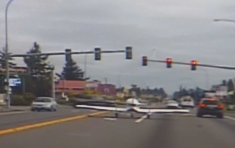 بالصور.. مروحية تهبط بين سيارات واشنطن وتفاجئ سائقيها