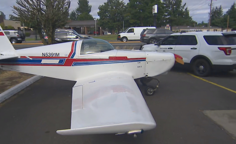 بالصور.. مروحية تهبط بين سيارات واشنطن وتفاجئ سائقيها