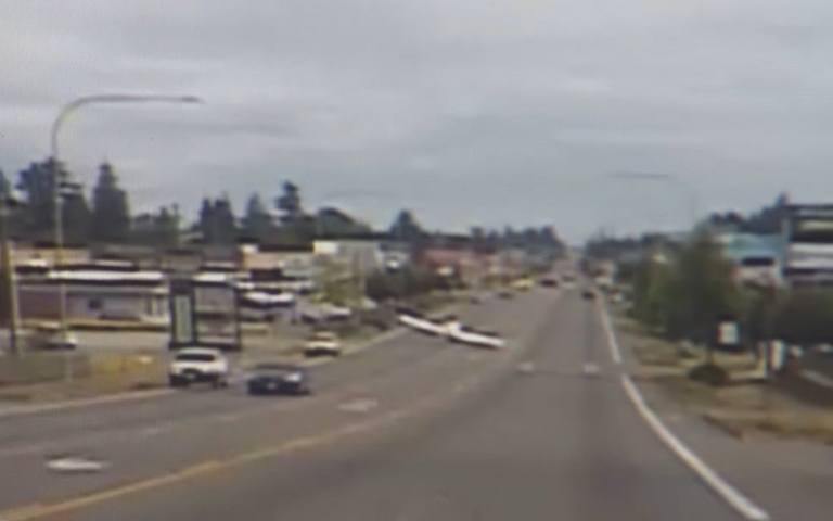 بالصور.. مروحية تهبط بين سيارات واشنطن وتفاجئ سائقيها