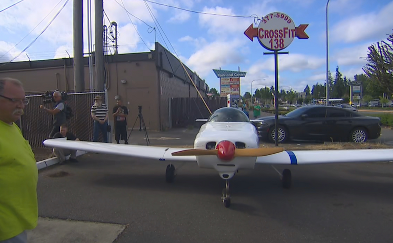 بالصور.. مروحية تهبط بين سيارات واشنطن وتفاجئ سائقيها