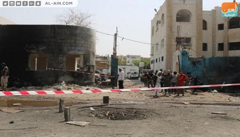 جانب من استهداف سيارة مفخخة لمقر شرطة بعدن اليمنية