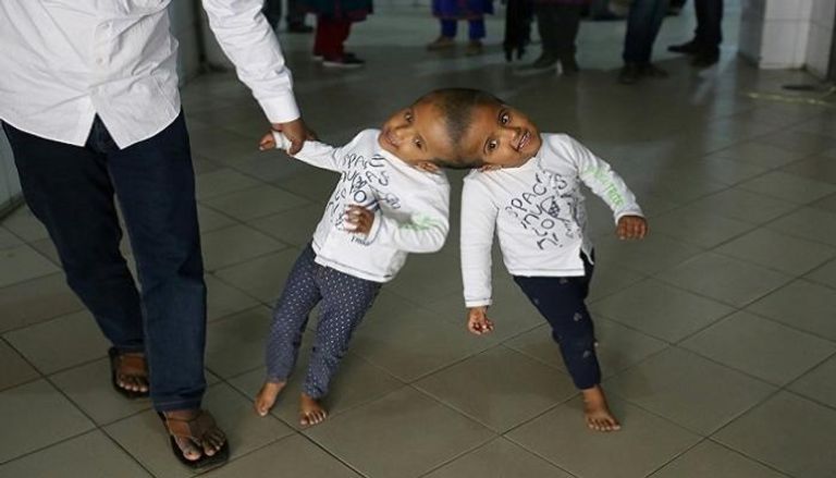 ربيعة ورقية تمشيان مع والدهما بمستشفى في دكا