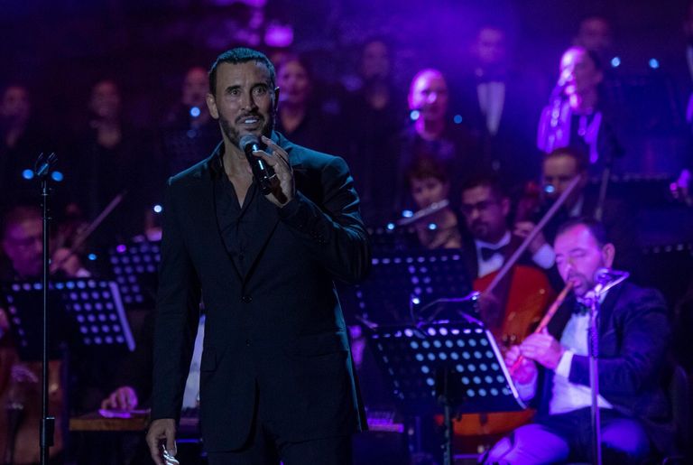 فتاة تقتحم المسرح وتلتقط سيلفي مع كاظم الساهر