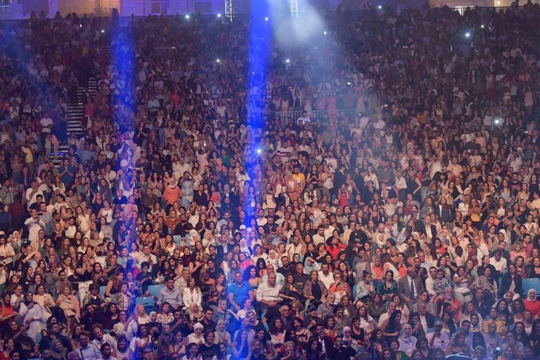 فتاة تقتحم المسرح وتلتقط سيلفي مع كاظم الساهر