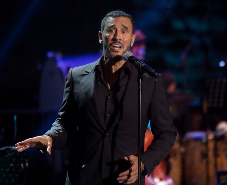 فتاة تقتحم المسرح وتلتقط سيلفي مع كاظم الساهر