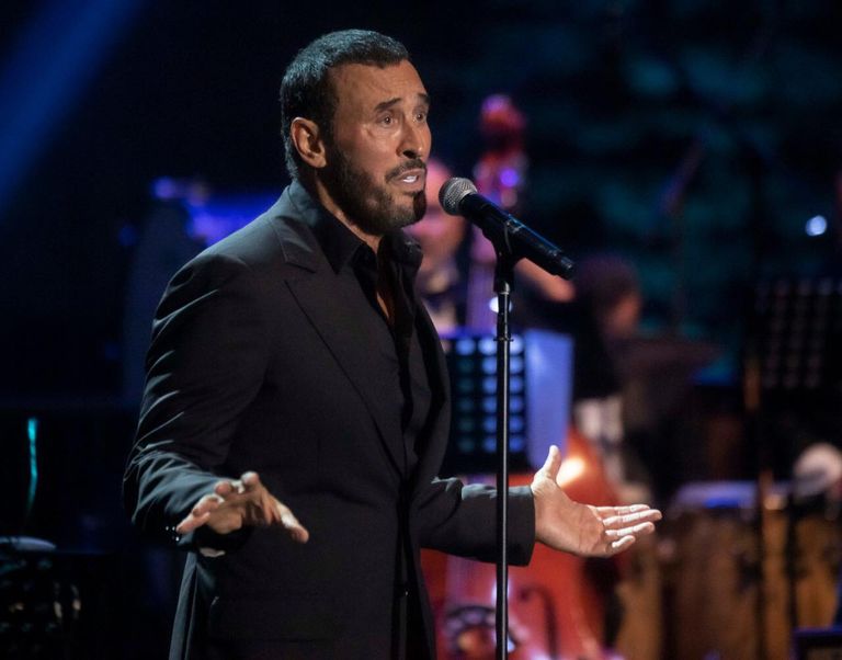 فتاة تقتحم المسرح وتلتقط سيلفي مع كاظم الساهر