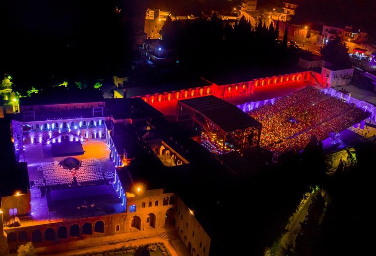 فتاة تقتحم المسرح وتلتقط سيلفي مع كاظم الساهر